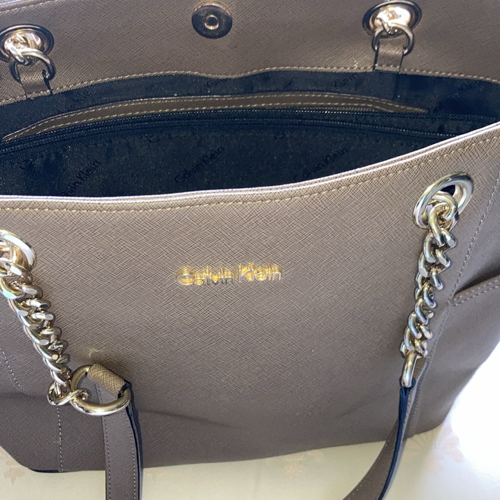 EUC CALVIN KLEIN large bag w/ big end pockets, gt hardware, snap close $78 - Picture 13 of 13